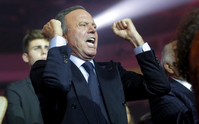 Julio Iglesias acusa a sus extrabajadoras de “denuncia falsa” y estudia medidas