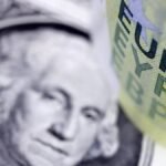El dólar, en mínimos del 2021 tras decir Trump que no le preocupa la caída