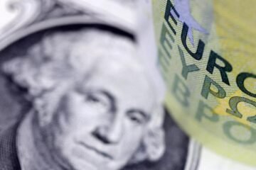 El dólar, en mínimos del 2021 tras decir Trump que no le preocupa la caída