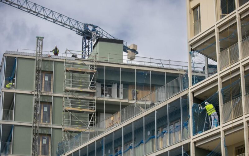 La construcción de obra nueva en Barcelona se hunde un 39% en plena crisis de la vivienda