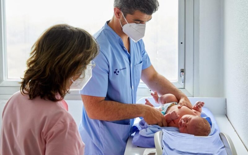 Tos persistente, fiebre y dificultad al respirar: así se manifiesta la bronquiolitis en bebés