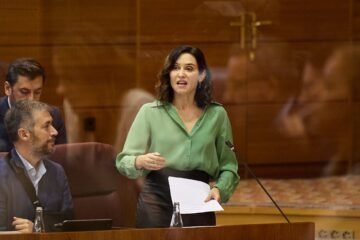 Sanidad lleva a la justicia a Ayuso por no tener registro de objetores del aborto