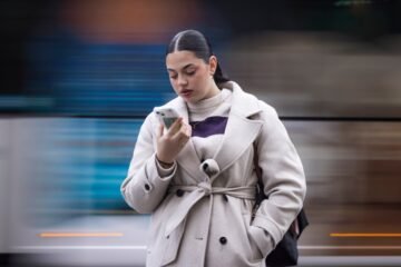 Los jóvenes que intentan desintoxicarse de los móviles: “Me pregunté si sería capaz de vivir desconectado”