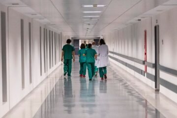 ¿Hay alternativa a las guardias de 24 horas? El debate que enfrenta a Sanidad y a los sindicatos médicos