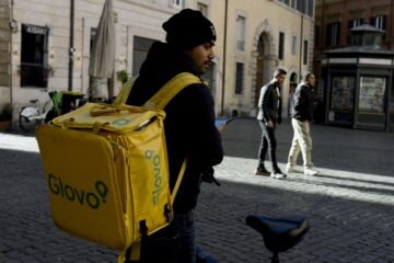 La justicia italiana interviene Glovo por explotar a los repartidores