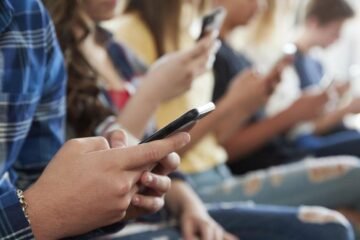 Finlandia se fija en España para limitar el acceso de los menores a las redes sociales