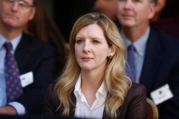 La directora jurídica de Goldman Sachs dimite por su “próxima relación” con Epstein