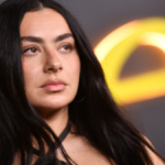 Charli XCX, una banda sonora muy libre (★★★★✩), y otros discos de la semana