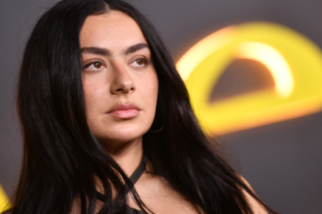 Charli XCX, una banda sonora muy libre (★★★★✩), y otros discos de la semana