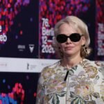 Pamela Anderson es la matriarca de una familia depravada que vive en una mansión de Castellterçol en ‘Rosebush Pruning’