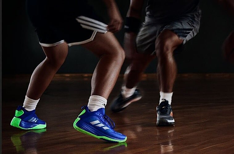 El secreto oculto tras el chirrido de tus zapatillas