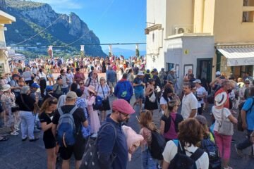 Adiós a los paraguas de los guías de Capri: la isla se cansa de los turistas que “parecen rebaños de ovejas”