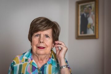 ‘Oídos cansados’: millones de mayores sufren una enfermedad que sale cara, aísla y la sanidad pública no financia