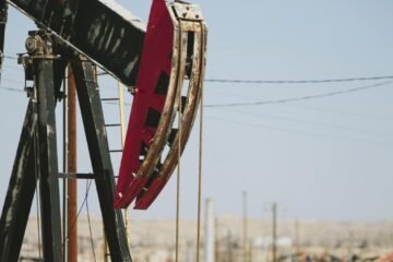 El precio del petróleo prolonga su ascenso por encima de los 100 dólares