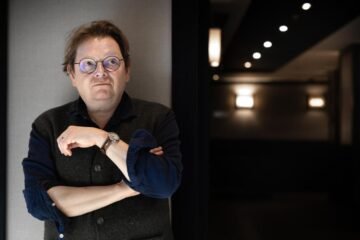 Edward Carey: “Estados Unidos es ahora un lugar aterrador que se está yendo al infierno”