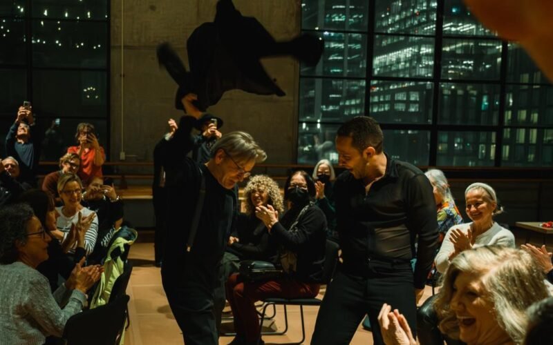 Baríshnikov se arranca a bailar con Manuel Liñán en la fiesta flamenca de Manhattan