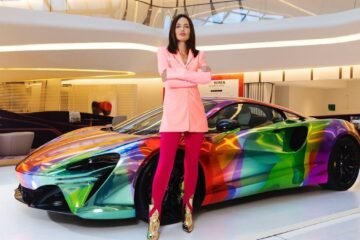 McLaren y la artista Nat Bowen presentan una llamativa personalización del superdeportivo 750S inspirada en el color
