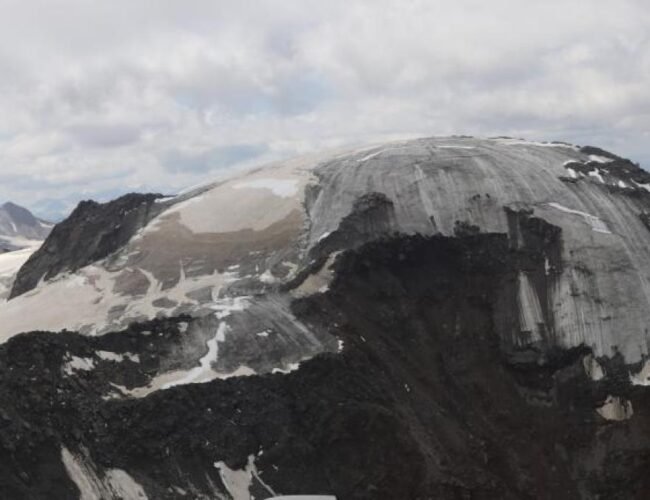 Carrera contrarreloj para salvar ‘libros de historia’ ocultos entre los núcleos de hielo alpinos