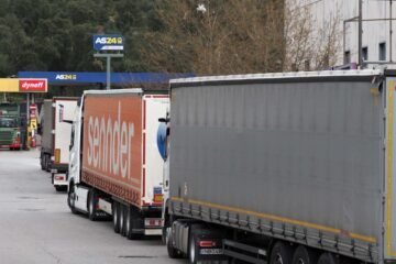 Más colas que de costumbre de franceses en las gasolineras de La Jonquera tras la guerra en Irán