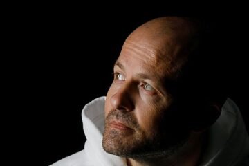 Xavi Cañellas, terapeuta: «El cuerpo no digiere la tensión emocional sostenida, de ahí tanta dolencia física»