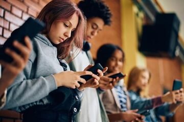 Matthew D. Lieberman, psicólogo: «Debemos tomarnos las conexiones sociales en serio, como una necesidad biológica»