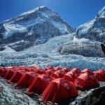 ¿Cómo salvar al Everest? Nepal estrena normas para evitar colas con su lobby turístico en contra: «Serían magníficas si se aplicaran»