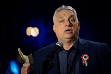 La estrategia de Viktor Orban en su última semana para sobrevivir: el relato de la amenaza externa, la protección de fronteras y la supervivencia nacional