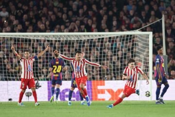 El Atlético toma el Camp Nou tras dos picotazos y jugar una parte contra diez