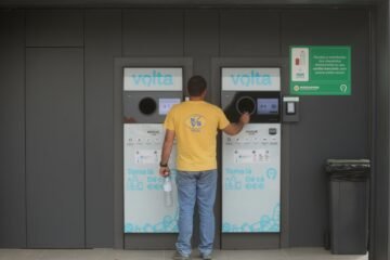 En los supermercados Mercadona ya se pueden devolver latas y botellas por dinero, pero en Portugal