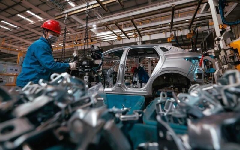 El impacto social de los coches eléctricos y de combustible: así afectan al empleo, la salud y la recaudación fiscal