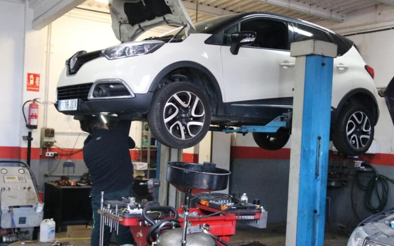 El miedo a perder la garantía empuja a algunos conductores a revisar el coche en un taller oficial, aunque sea más caro que uno de barrio