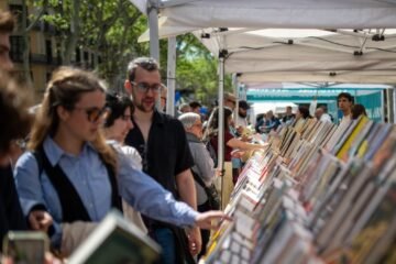 Diada de Sant Jordi 2026, en directo | Firmas de autores, paradas de libros y rosas y última hora del 23 de abril en Barcelona y Catalunya