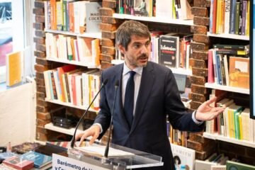 Cultura estudia obligar a cobrar los gastos de envío en la compra online de libros para ayudar a las librerías pequeñas