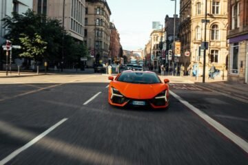 Cinco superdeportivos híbridos enchufables con una potencia de hasta 1.000 CV y la etiqueta Eco de la DGT