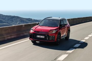 Renovación total del superventas Toyota RAV4: más atractivo, dinámico y con versiones híbridas de mayor autonomía eléctrica