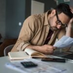 Si te han subido el precio del seguro del coche sin avisar, no devuelvas el recibo: esto es lo que puedes hacer y en qué casos puedes reclamar