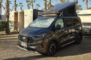 La cámper con base Ford y techo elevable que ofrece espacio para cinco personas en un tamaño compacto