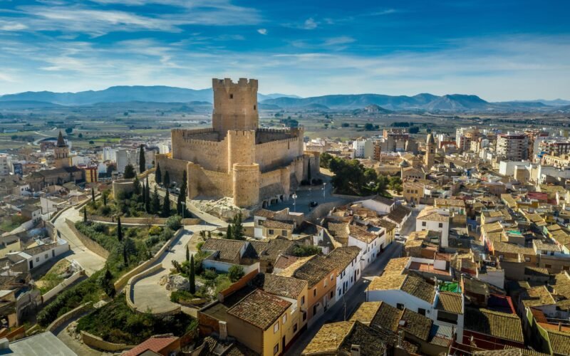 Bodegas, un tesoro extraterrestre y un castillo medieval convierten a Villena en una alternativa al circuito turístico de Alicante