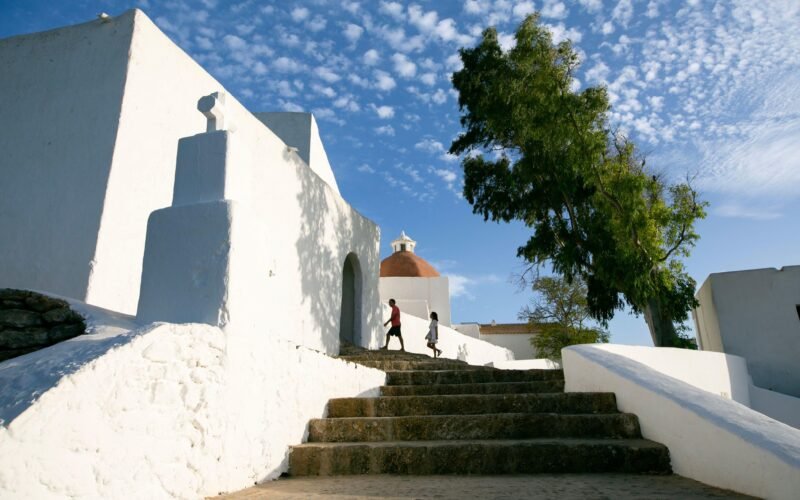 Santa Eulària des Riu, el municipio de Ibiza que dijo no a los ‘beach clubs’ y sí a los chiringuitos