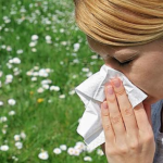 Por qué algunos hábitos diarios disparan los síntomas de tu alergia sin que lo sepas: «Esta acción, lejos de aliviar, aumenta la histamina»