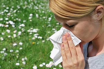 Por qué algunos hábitos diarios disparan los síntomas de tu alergia sin que lo sepas: «Esta acción, lejos de aliviar, aumenta la histamina»