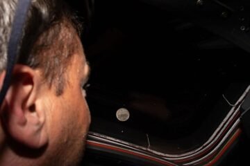 Los astronautas del Artemis II bautizan un cráter de la Luna con el nombre de la esposa fallecida de su comandante