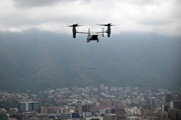 Aviones de EEUU ejecutan un ejercicio militar sobre Caracas cuatro meses después de la captura de Maduro