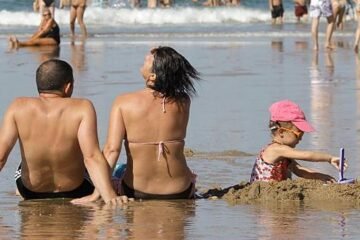 Los dermatólogos coinciden: «Gran parte del daño por tomar el sol ocurre antes de los 20 años»