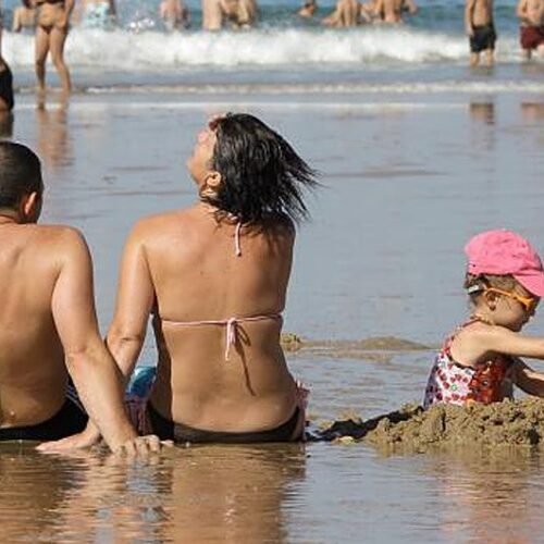 Los dermatólogos coinciden: «Gran parte del daño por tomar el sol ocurre antes de los 20 años»