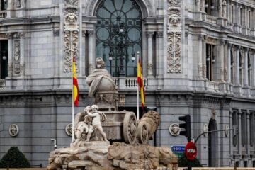 El Banco de España ve “escasa disposición” en los bancos a la inclusión financiera de inmigrantes irregulares