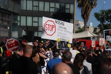 Unos 300 trabajadores de Nissan se concentran contra el ERE en la sede de L’Hospitalet