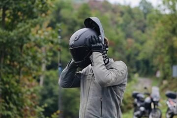 Adiós a quitarse las gafas para ponerse el casco integral de moto: este revolucionario modelo se abre por atrás y no doblega las orejas