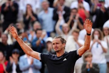 Zverev rompe su maldición ante Cobolli y celebra por fin en Roland Garros su primer Grand Slam