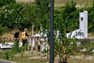 Mueren 11 personas al estrellarse un avión civil con un grupo de paracaidistas en el noreste de Francia